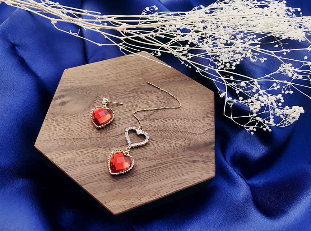 Dresscode_17's tweet image. ❣️드레스코드 하트 컬렉션 1탄!❣️ 이번주에는 사랑스러운 하트 컨셉의 귀걸이들을 선보일 예정이에요💕 오늘 소개할 레드벨벳은 붉은 컬러의 하트가 톡톡 터지는 상큼한 언발 귀걸이랍니다! 주문은 네이버쇼핑에서 부탁드려요~
storefarm.naver.com/dresscode17/pr…