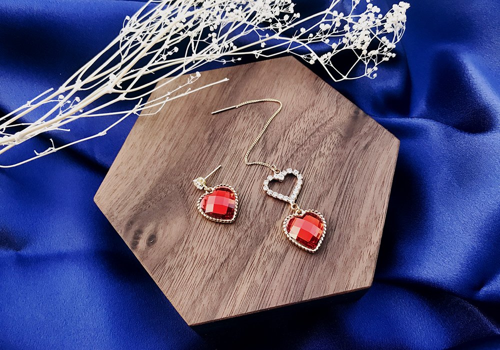 Dresscode_17's tweet image. ❣️드레스코드 하트 컬렉션 1탄!❣️ 이번주에는 사랑스러운 하트 컨셉의 귀걸이들을 선보일 예정이에요💕 오늘 소개할 레드벨벳은 붉은 컬러의 하트가 톡톡 터지는 상큼한 언발 귀걸이랍니다! 주문은 네이버쇼핑에서 부탁드려요~
storefarm.naver.com/dresscode17/pr…