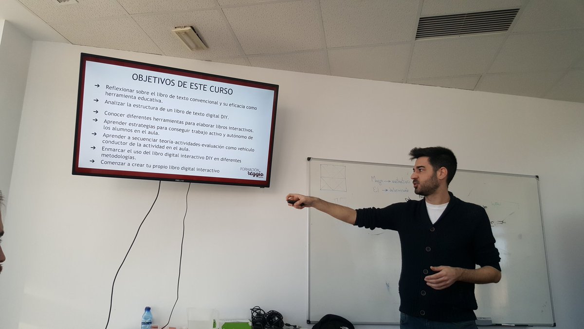 irealo2's tweet photo. En el curso de creación de tu propio libro digital #LibroDIY del @Cole_Reggio con @MoisLlorente y mi compi @bonzos1979 ¡Mañana de domingo productiva! @ColegioMadrigal https://t.co/SfM0M5BWU2