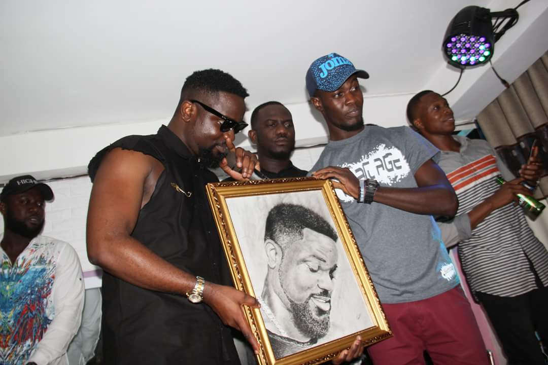 Elliot_Boli's tweet photo. A die hard fun surprised @sarkodie with this beautiful picture❤️❤️❤️❤️❤️
#LiquidNightClub #Sarkodie https://t.co/DfiQPOOoFG