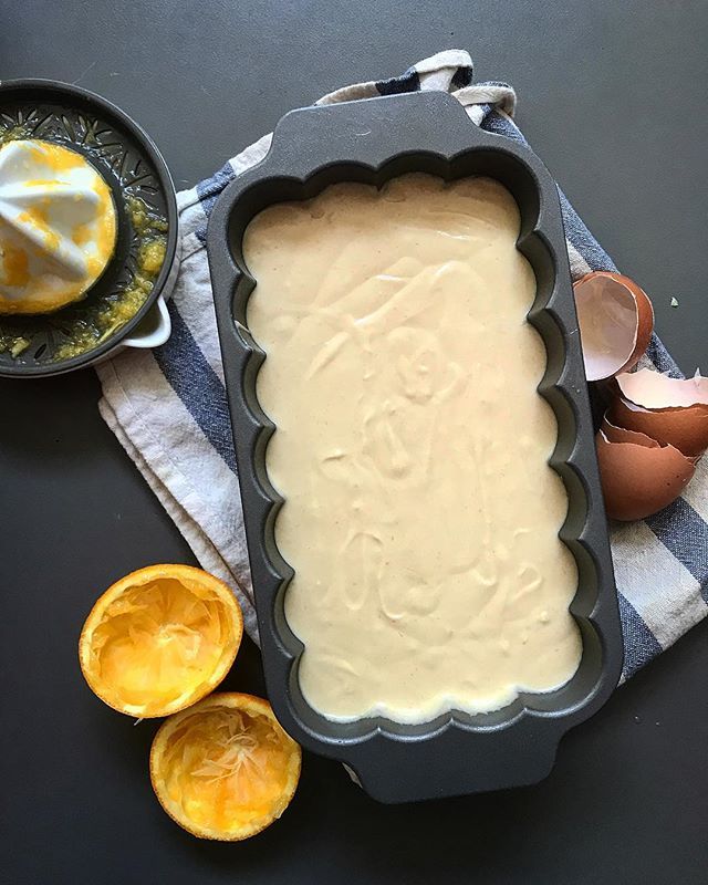 De queso y naranja y se va al horno. Molde de <a href="/nordicwarees/">NordicWareEs</a> @lecuinecom -
200 gr de queso
100 de mantequilla
140 de azucar blanco
90 de azucar moreno
-
3 huevos
Zumo de naranja
- 
210 de harina
12 gr de levadura en polvo
Cascara de naranja deshidratada (… instagram.com/p/BefUh1xhHpf/