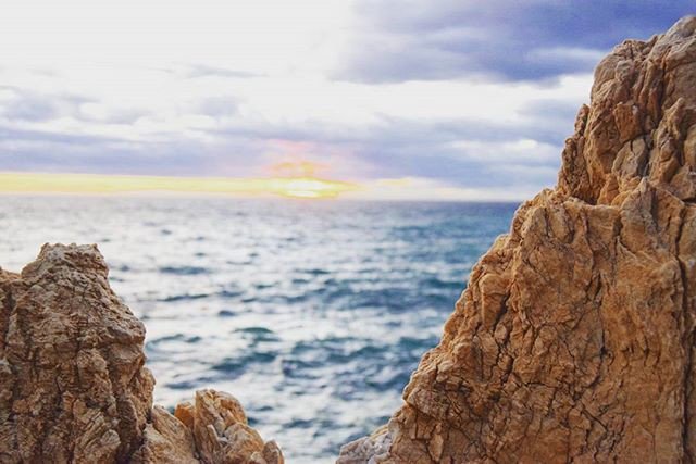 EmotionWoody's tweet photo. Reposting @tata_the_freedom_giver:
A ball of fire rising up .. 🌅
.
.
.
.
#vanlifers #vanlifeexplorers #vanlife #travelingram #travelbug https://t.co/Y3meabj7IJ