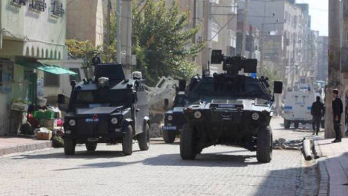 OzgurrGundem's tweet photo. Zırhlı araçlar son bir yılda 6’sı çocuk 21 kişinin canını aldı

Kent merkezlerinde süratli bir şekilde hareket eden zırhlı araç çarpmalarından dolayı son bir yıl içerisinde 6'sı çocuk en az 21 kişi yaşamını yitirdi, 30 kişi ise yaralandı. https://t.co/P81e0yEdfM