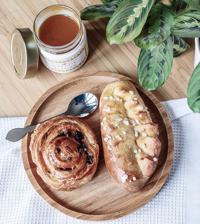 Les viennoiseries du dimanche, avec notre confiture carotte-passion ❤️ Vous prenez le pain au raisin ou la brioche au sucre ? Bon dimanche ☺️.
