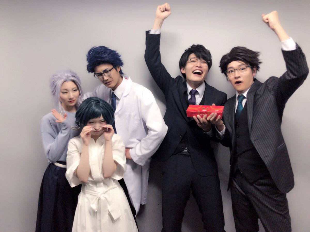 3c_kurita's tweet photo. 舞台ハンドシェイカー千秋楽舞台裏

#マキハラとナガオカに焼売の差し入れ
#喜んでくれるかな 
#強引に取られそうになったので抵抗 
#結果取られてなんか悔しい芥川博士 
#栗田学武 
#フォロワー様募集中 https://t.co/loJt0j8gLo