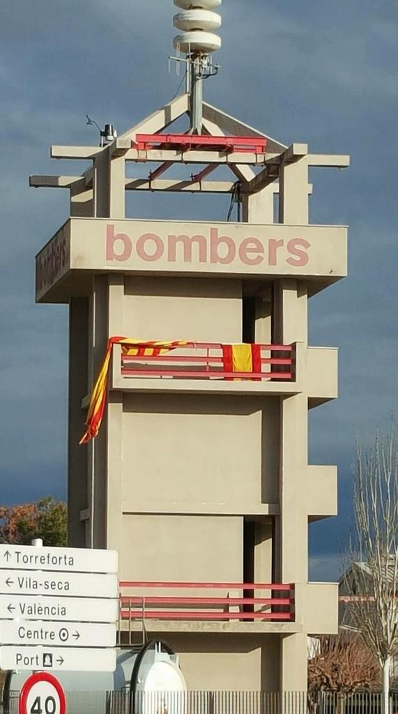 bcnviafora's tweet image. Los bomberos toman posiciones!
Los bomberos son patrimonio de todos y para todos!!
En Tarragona están en lucha por la igualdad de todos los catalanes!!

#bcnviafora
#Tabarnia 
#BARCELONA 
#España 
#BCN
#Catalunya
#CAT
#Bomberos
#bombers
#igualdad
#Parlament
#Tabarneses 
#Europe