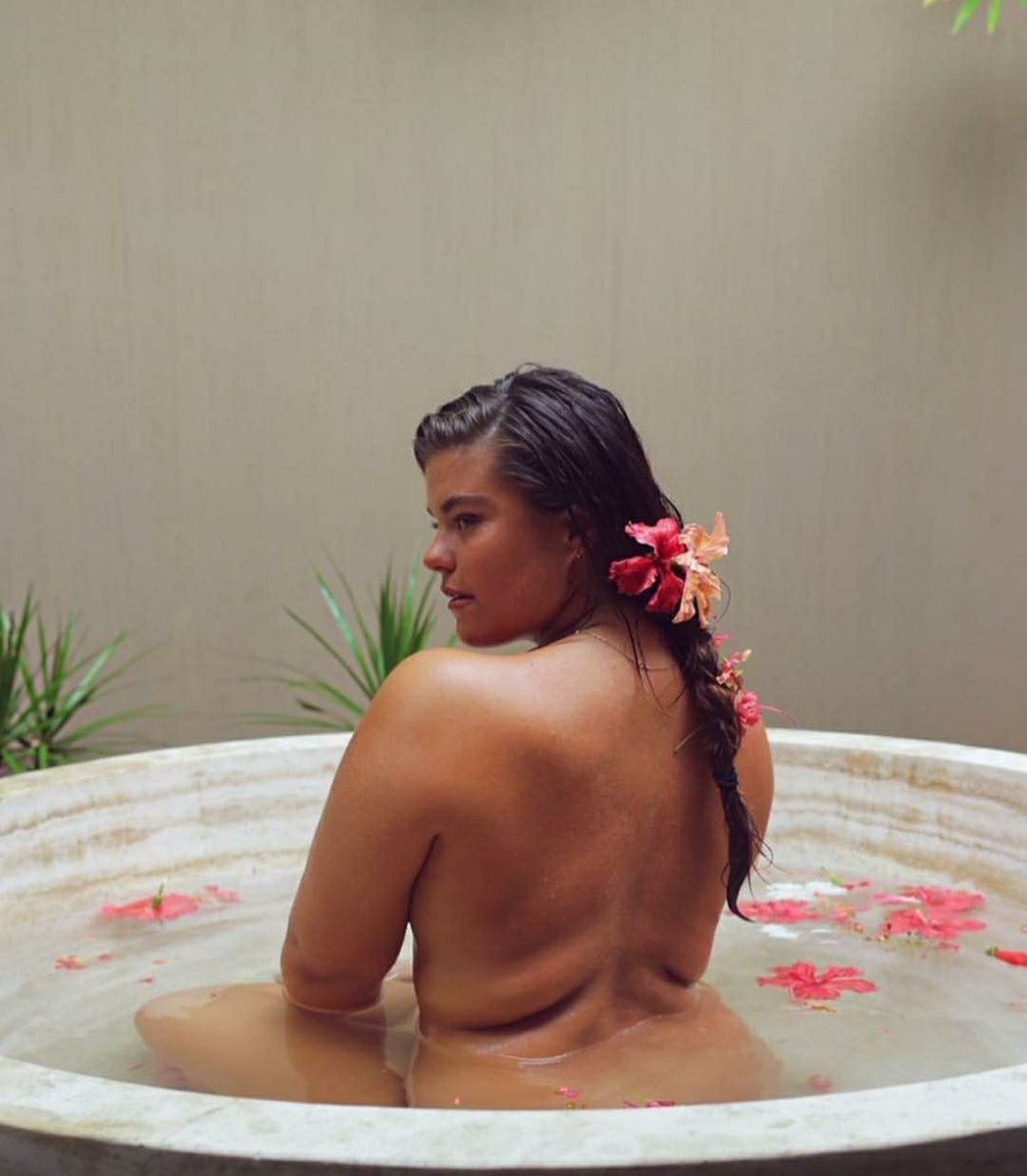 GranLenceria_es's tweet photo. Este fin de semana debes encontrar un rato para ti. Media hora para entrar en la bañera, cerrar bien la puerta del baño, poner música relajante y respirar. En la foto @danaisabellaaa #GranLenceria #MuchoPecho #SujetadoresTallasGrandes #cuerposerrano #weloversize #bodypositivity https://t.co/0vPYPAET2I