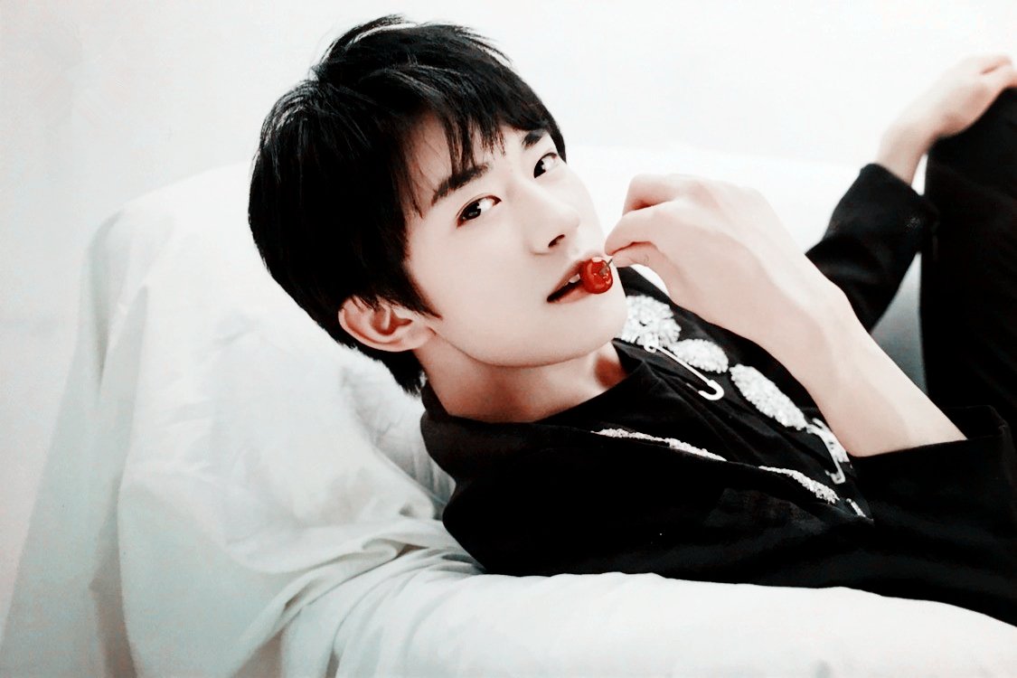 jacksonyeeth's tweet photo. Let me introduce the youngest Chinese artist, the one and only of The 60th Grammy Awards "Jackson Yee" 🇨🇳🇺🇸 อี้หยางเชียนซี ศิลปินจีนที่อายุน้อยที่สุดเพียงหนึ่งเดียวในงาน กับก้าวสำคัญบนเวทีระดับโลก ✨ See ya 28 Jan 7 PM! (29 ม.ค. 7.00 ไทย) #JacksonYeeGrammys2018 https://t.co/bm6IfslTjs