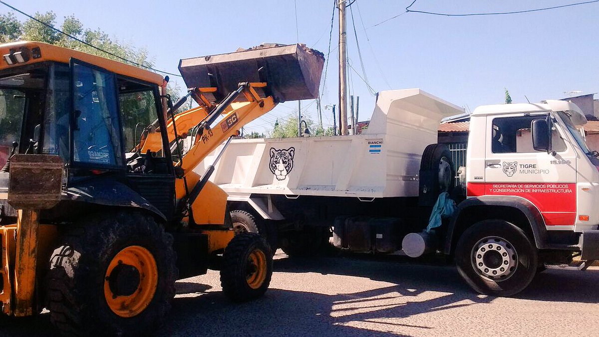 vivi_torcuato's tweet photo. HOY DOMINGO | Estamos realizando tareas de remoción de montículos y limpieza en nuestros barrios #Torcuato_Este https://t.co/ybNemYy9AH