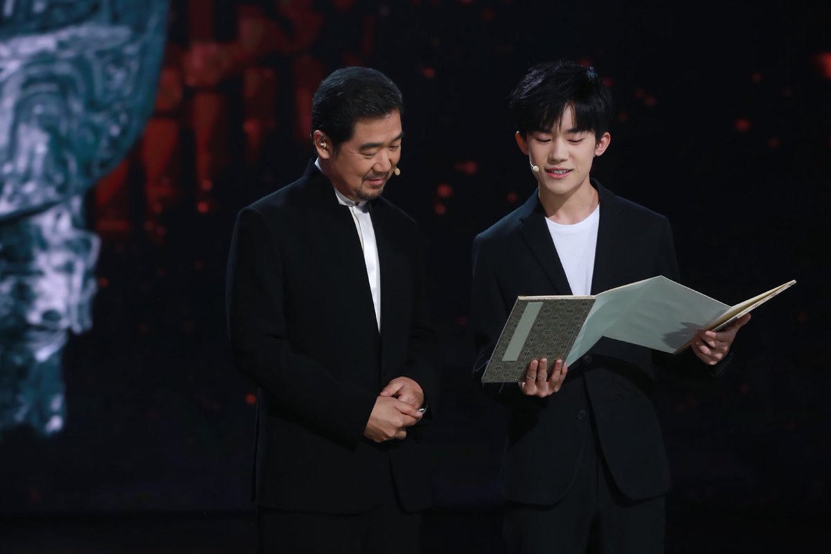 JacksonYee_YT's tweet photo. #CCTVNationalTreasure 
Protect the Big Grams Tripod with #JacksonYee, inherit the history and uphold ancient Chinese etiquette!
#CCTV国家宝藏 
让我们与国宝守护人 #易烊千玺 一起，共同守护大克鼎，守护历史，守护华夏正礼!
📸️ cr.@CCTV国家宝藏 https://t.co/8Uzl7yEk6Z