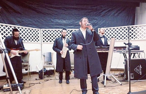 Beautiful #MelavaMalka done last night by the great <a href="/kalmeyschwarcz/">kalmey Schwartz</a> as lead music by the uplifting <a href="/YeedleKahan/">Yeedle Kahan</a> with <a href="/NachmanNDreyer/">Nachman Natan Dreyer</a> on guitar &amp; <a href="/yossi_zeiger/">Yossi Zeiger</a> on saxophone