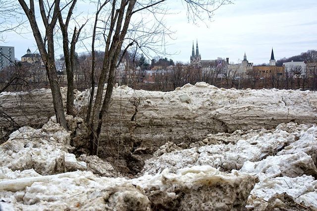 dergron's tweet photo. Some of the ice chunks in West Pittston, Pa.... The ice wall is just amazing.... #westpittston #westpittstonpa #susquehannariver #ice #icechunks #nature #winter #nepa #glacial #icewall https://t.co/djyhbxsPmQ https://t.co/Q4xMbXSYCy