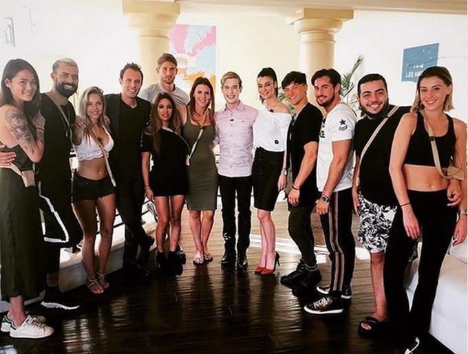 SVE_FanOfficial's tweet photo. La team des anges 10.
@sarahvanelst  a rencontré Tyler Henry le medium des stars! (au milieu avec la chemise rose)
Espérons qu'il lui ait prédit un succès international... 🙏😀 https://t.co/Mp0Z8I99NC