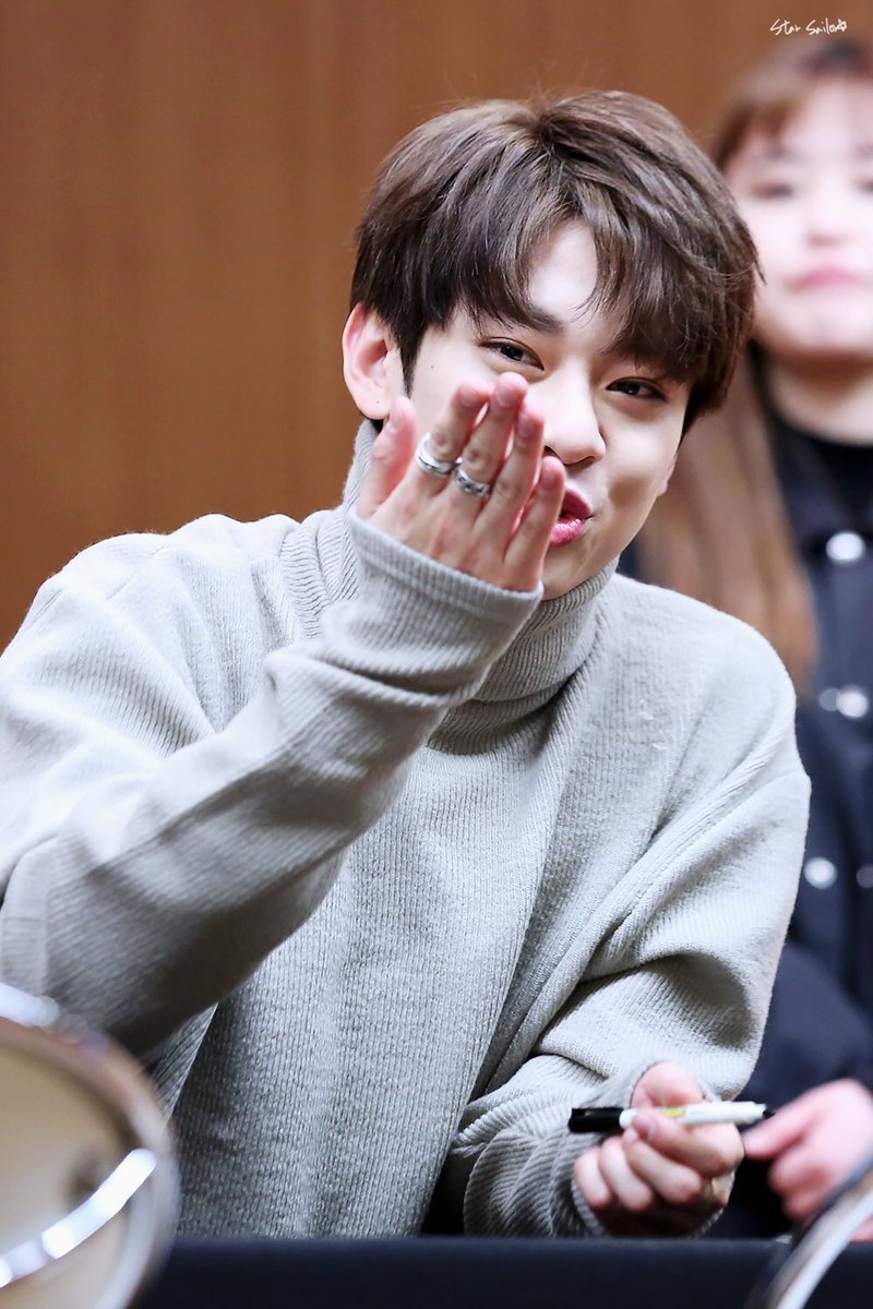StarSailor_0917's tweet photo. 180128 명동 팬싸인회
#MXM #김동현 #동현 💎
✨GOOD NIGHT~😘✨ https://t.co/nVvzJbAC1G