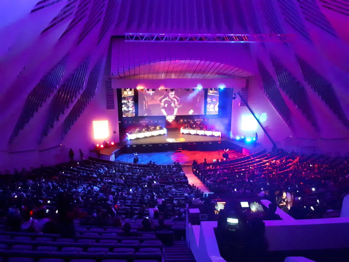Scarf4ceLoL's tweet photo. We play in 30 Minutes~ in this awesome arena, im relly excited, hope you cheer for me and my team 😍! #GOKIYF #KIYFACTITUD https://t.co/ZtcSqeN7KK
