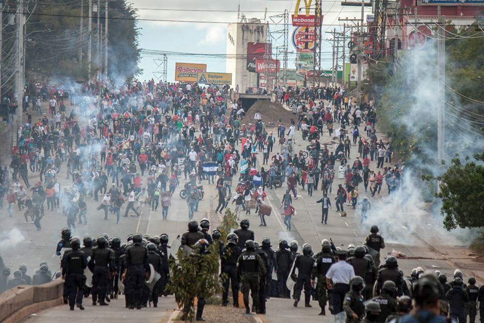 KatuArkonada's tweet image. Todo lo sucedido en Honduras es una farsa, pero la represión es real, muy real.

No dejemos solo al pueblo hondureño #FueraJOH