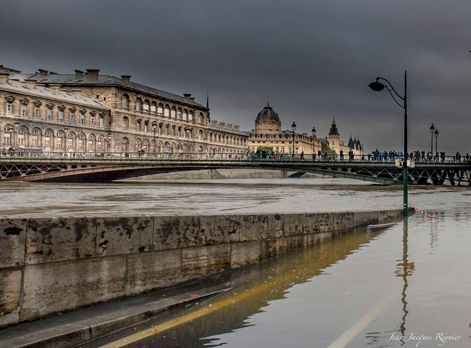 Vue de la Seine en crue du pont d'Arcole ! par Jean Jacques Reynier
#crue #CrueSeine