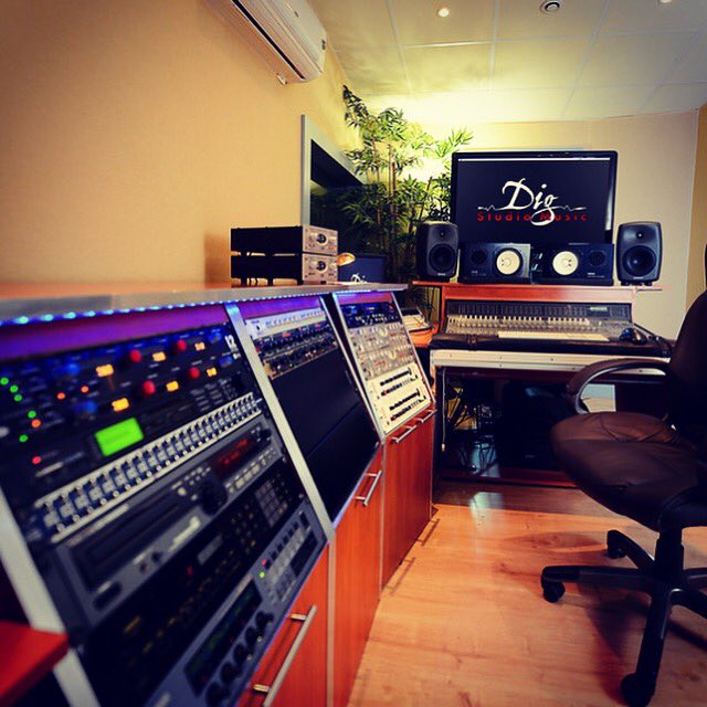 SecretBeatmaker's tweet photo. PIC OF THE DAY
#secretsdebeatmaker #secret #beatmaker #studio #homestudio #rack #mixing #recording #record #mastering #music #picoftheday https://t.co/NtDZAR8N3x