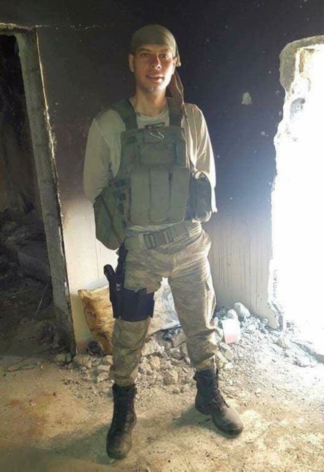 Afrin'de şehit olan Ali Gümüş, CHP Gençlik Kolları'ndan sonra Mersin Mut CHP İlçe yöneticiliği yapmış bir kardeşimizdi. Eşi 7 aylık hamileydi. Acı olan ise şehit olduğu saatlerde ülkenin cumhurbaşkanının "Ulan CHP'liler,siz sıcak yatağınızda yatarken..." diye bağırıyor olmasıydı.