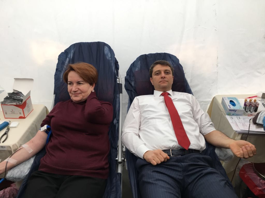 cnnturk's tweet photo. Meral Akşener, Afrin'deki askerler için kan bağışında bulundu  https://t.co/fSMev6nb9S https://t.co/Cg3iyuPLq5
