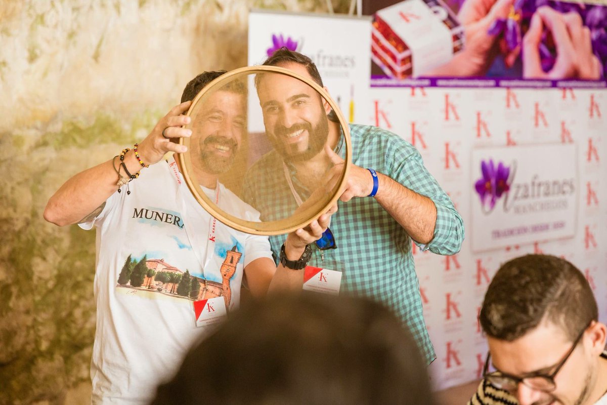 <a href="/jose_luislosa/">José Luis Losa</a> y <a href="/salvamchef4/">Salva MasterChef 4</a>  se esconden detrás de un utensilio tradicional para realizar uno de los procesos más delicados del #azafran, se llama cedazo o “ciazo” es de madera y seda, utilizado en el tostado, muy importante para la calidad y conservación del #azafrandelamancha