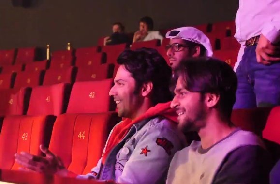 VWellwishers's tweet image. Varuniacs watching @Varun_dvn &apos;s films..

 #ExcitementLevel 😍👏