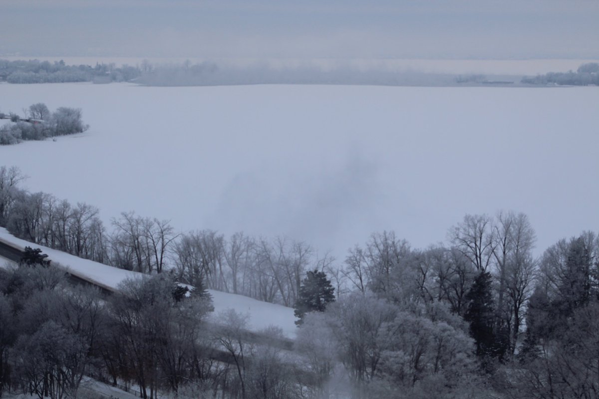 A vehicle going through the ice on the Ottawa River is serving as a reminder this morning.  1310news.com/2018/01/28/veh… https://t.co/SCzRPTOV9A