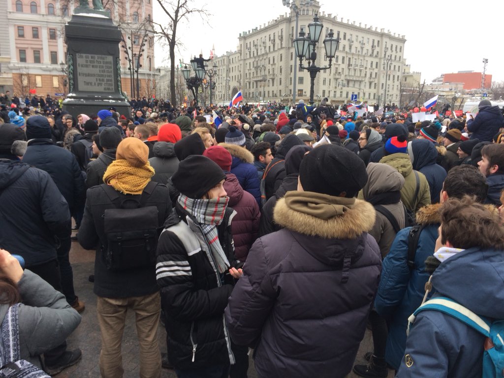 Lugnt - hittills - under protesterna i Moskva idag. Några tusen demonstranter, runt dem hundratals poliser.
Lämna torget upprepar polisens högtalare. Bojkotta presidentvalet, Putin är en tjuv, och Ryssland utan Putin, svarar demonstranterna. Deras ledare, Navalnyj, greps förstås.