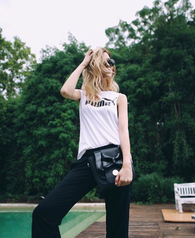 Cancherisima @ValentinaSalezzi con su cartera moño color negra by @RuizDeAzuaCueros #Trendy #EndlessSummer
