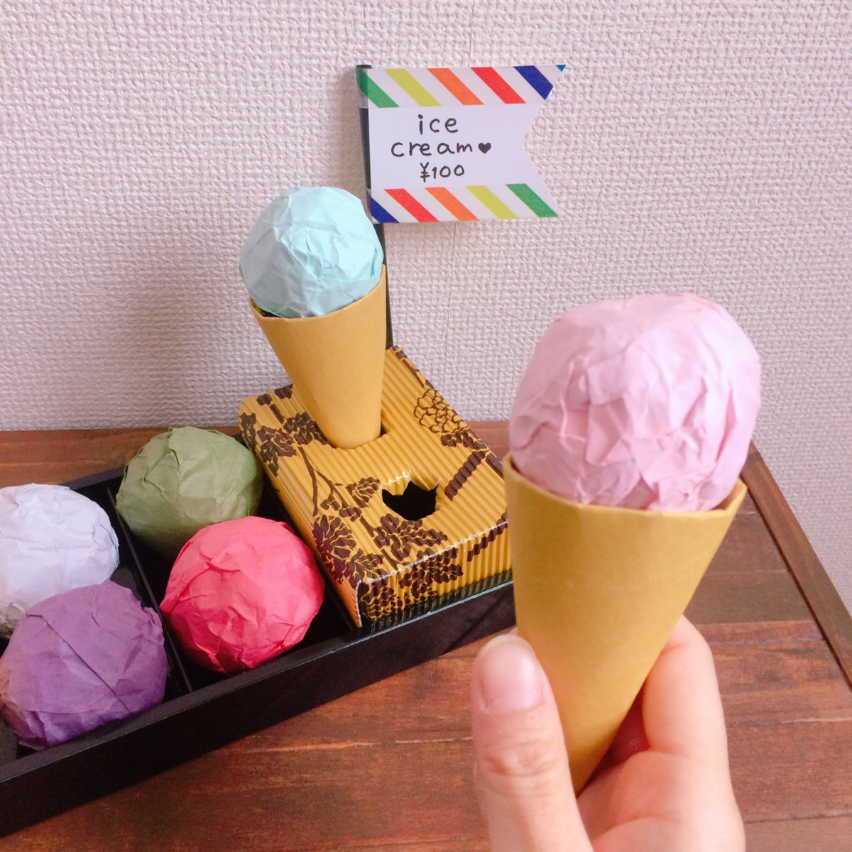 Yukari Kojima בטוויטר 色紙を丸めて アイスクリーム屋さんのおもちゃを作った ただシングルアイスだけでダブルにはできないんだな 要改善 手作りおもちゃ 紙のおもちゃ 簡単おもちゃ 子育て ペーパークラフト 折り紙 色紙 工作 図工 ハンドメイド