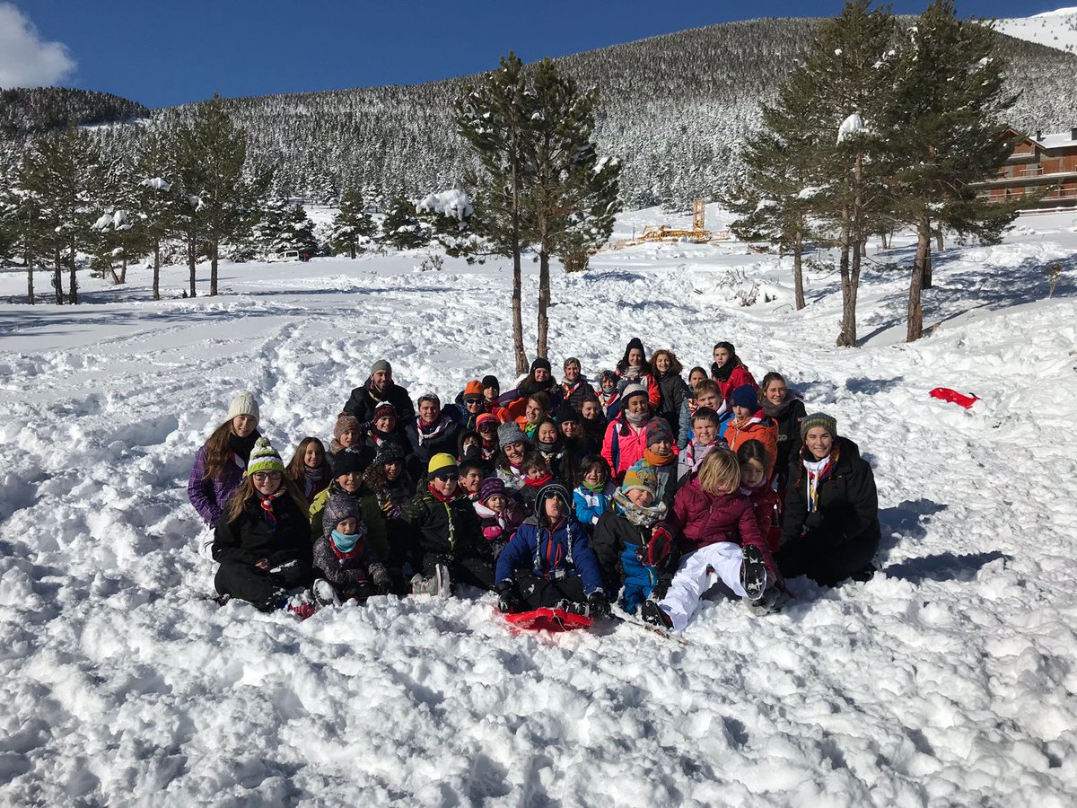 Ahir vam fer una de les sortides preferides dels infants i joves, la sortida a la #neu. Ens vam trobar un gruix de neu impressionant que va inciar guerres de boles trepidants, competicions de trineus i ninots de neu de concurs! Va ser un gran dia

#esplairiallera #sortidaneu