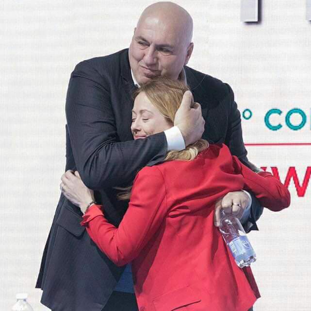 GiorgiaMeloni's tweet photo. Alla fine l'ho convinto: torna con noi, come sempre quando il gioco si fa duro, @GuidoCrosetto. Ha accettato nuovamente l'incarico di coordinatore nazionale e sarà capolista alla Camera in Piemonte, la sua regione. Grazie Guido, ci mancavi https://t.co/y2THl3ZeZC