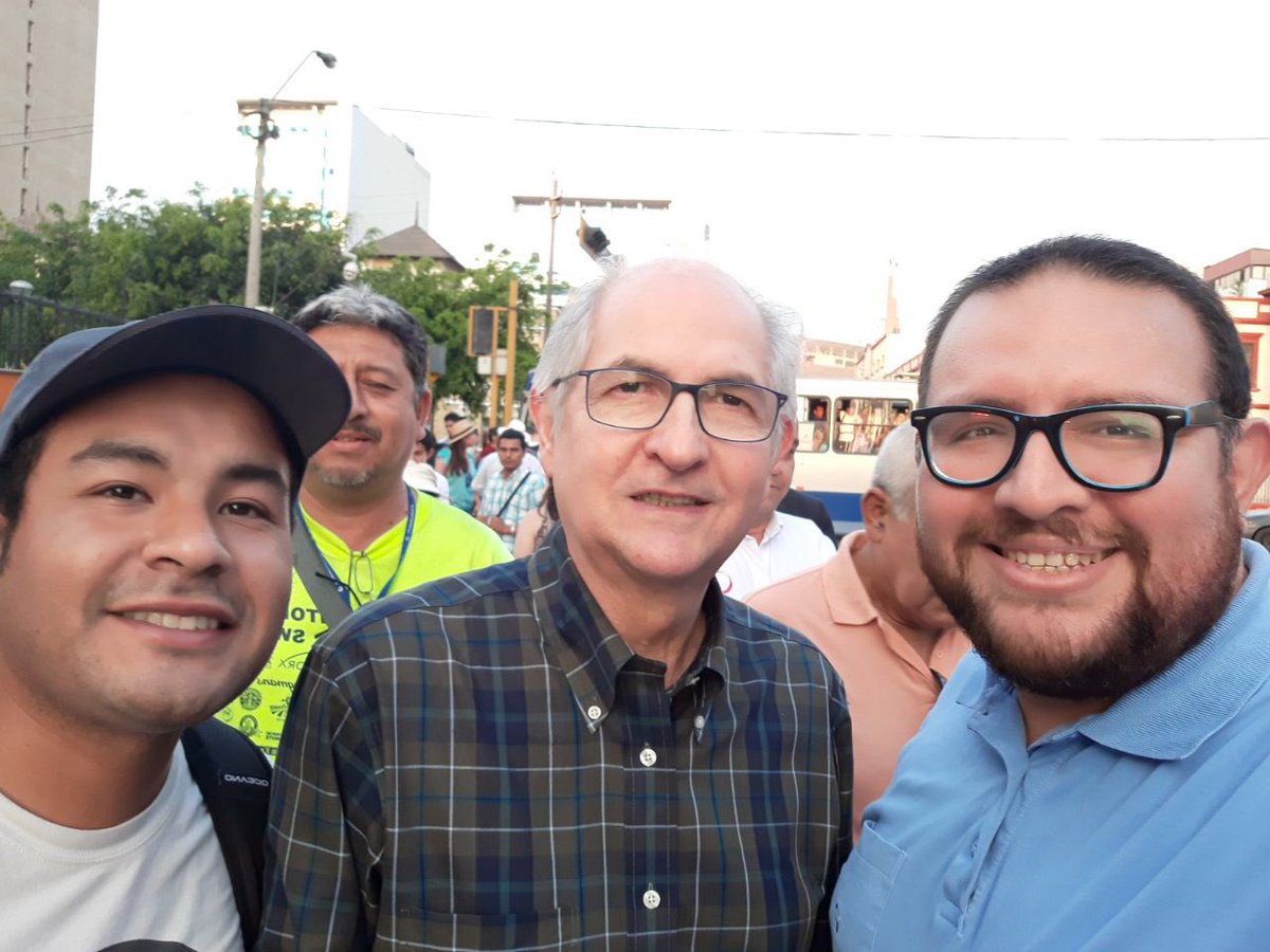 yturbe_'s tweet photo. Ayer, los hermanos venezolanos a juntos a @alcaldeledezma en emotivo acto de protesta contra la masacre de Junquito. Hoy más que nunca para #Venezuela #PanConLibertad #NoMásDictadura #SinMordaza https://t.co/Jmp8w0aNHg