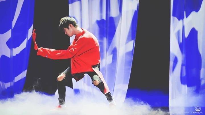 YeeGemini's tweet photo. #JacksonYeeGrammys2018 
You are the dancing king on the stage https://t.co/rPR1S2h6KF