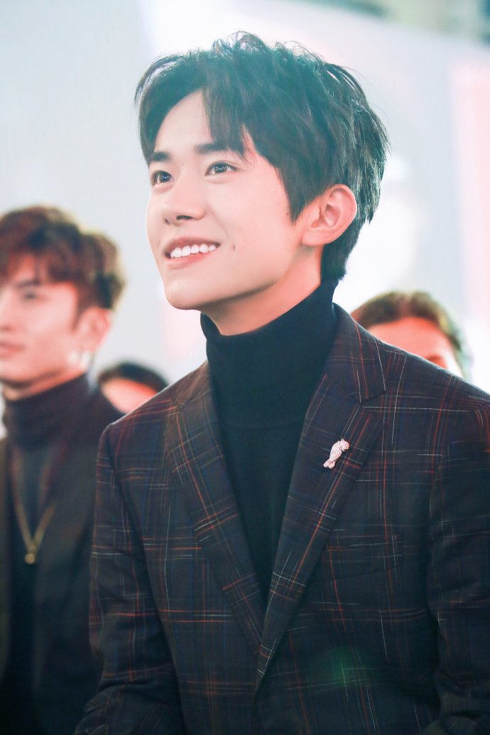 yiduofa's tweet photo. #JacksonYeeGrammys2018
Jackson Yee definitely radiates an aura of dominance; he’s the king of his stage. No one could resist his glamour, which turns every one of us into his loyal captive. 🌼🌸🌻 https://t.co/RJkW5XZGrt