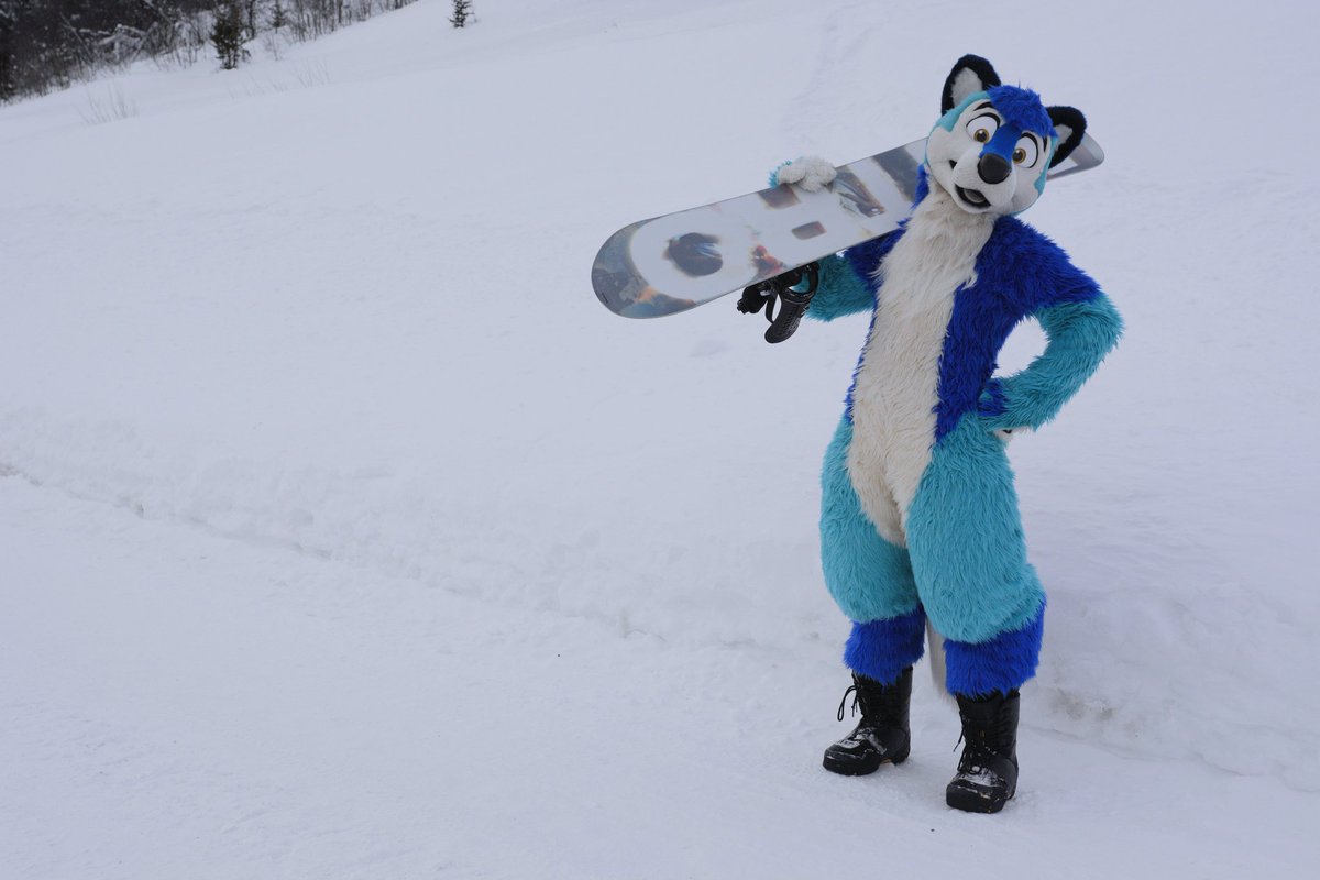 Blastdav's tweet photo. Snowboarding in suit is terrifying =D But I got a few jumps in anyways ^_^ Photos by @SotixShep #smcc https://t.co/FDd232C3fz