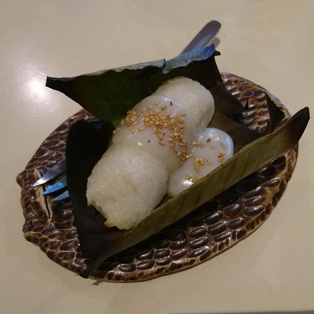 Rill 郷土菓子研究社の今月のお菓子 南ベトナムのチュオイヌオン バナナをもち米とバナナの 葉で包んで焼いてココナッツクリームと煎りゴマ添えたもの 焼きたてほかほか 焼いてるので端の方はきりたんぽみたい 予想よりかなり甘さ控えめ お皿はたぶん Rill 郷土菓子研究社の今月のお菓子 南ベトナムのチュオイヌオン バナナをもち米とバナナの 葉で包んで焼いてココナッツクリームと煎りゴマ添えたもの 焼きたてほかほか 焼いてるので端の方はきりたんぽみたい 予想よりかなり甘さ控えめ お皿はたぶん