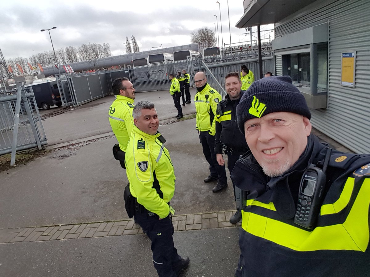 GAINFRA_ZW4's tweet photo. Met de mannen van @NS_VenS en @GAINFRA_ZW3 zorgen voor een veilig verloop voor de reizigers op het  station bij de wedstrijd Feyenoord ADO Den Haag. https://t.co/L4DL8UCR4R