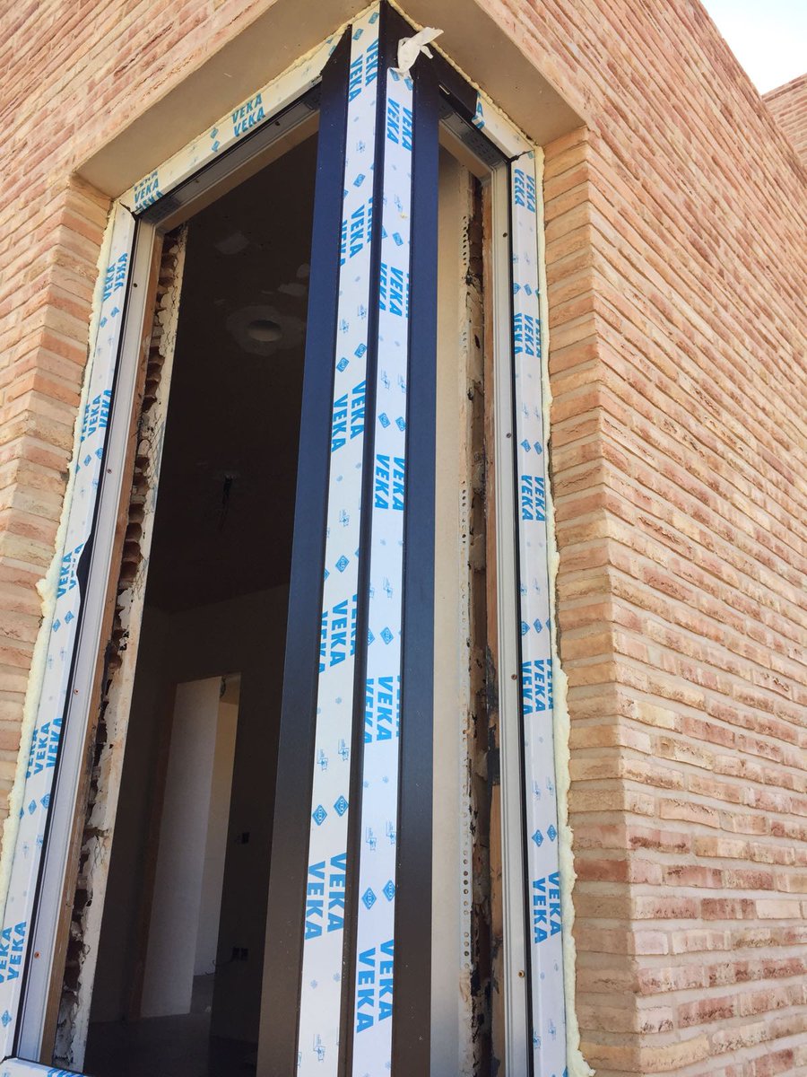 Green_Smarthome's tweet photo. Las carpinterías utilizadas en una #Passivhaus requieren altas prestaciones en sus características y en su montaje para minimizar pérdidas de energía. Uf=1,0 W/(m2K) Ug=0,6 W/(m2K) @VekaIberica #ecovenplus #loscortijosPassivhaus https://t.co/mW3CUK5d90