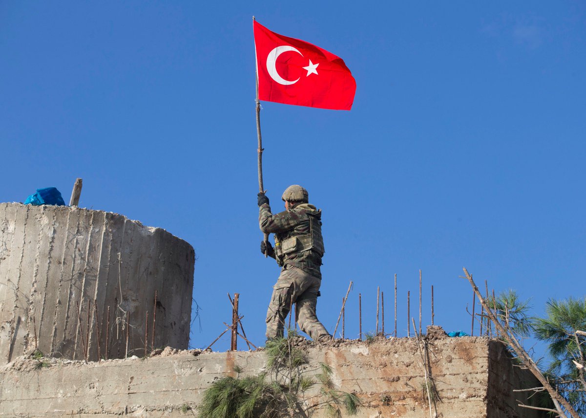 anadoluagency's tweet photo. Soldier plants Turkish flag on Mt. #Bursaya after strategic peak captured in #OperationOliveBranch to eliminate PYD/PKK and Daesh terrorists from #Afrin https://t.co/n4ieRujvQR