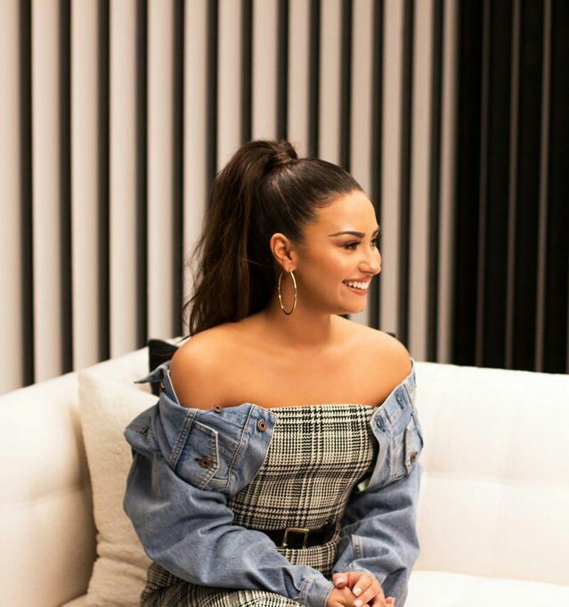 projeto_lovato's tweet photo. RAINHA GUERREIRA!👑
Nesse mesmo dia, há 7 anos, Demi Lovato deixava a reabilitação, se tornando assim um dia simbólico para os Lovatics! Demi se tornou o que é hoje, uma mulher forte, talentosa, CONFIANTE!!!

HAPPY LOVATIC DAY
#SorryNotSorry #BestMusicVideo #iHeartAwards https://t.co/3Reda3qHHr