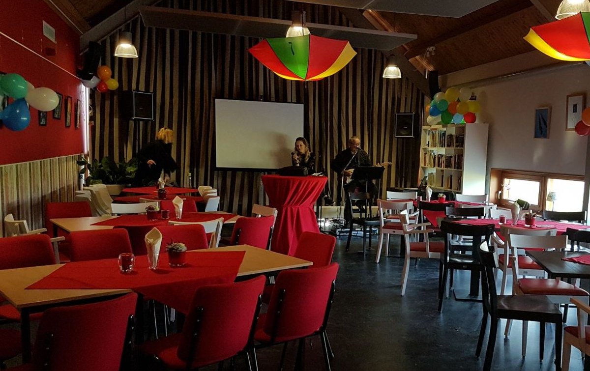 SplinterTheater's tweet photo. Ruimte omtoveren tot intieme zaal voor ong 80 pers. Bijzondere voorstelling "Het Gebroken Licht van Troost".Thema #dementie #9feb #SCCDEWIESE #Schalkwijk . 
Kaartjes: info@theatergroep-splinter.nl
Voorstelling op 10 feb in @AandeSlinger is uitverkocht https://t.co/HaiS9Uej1P