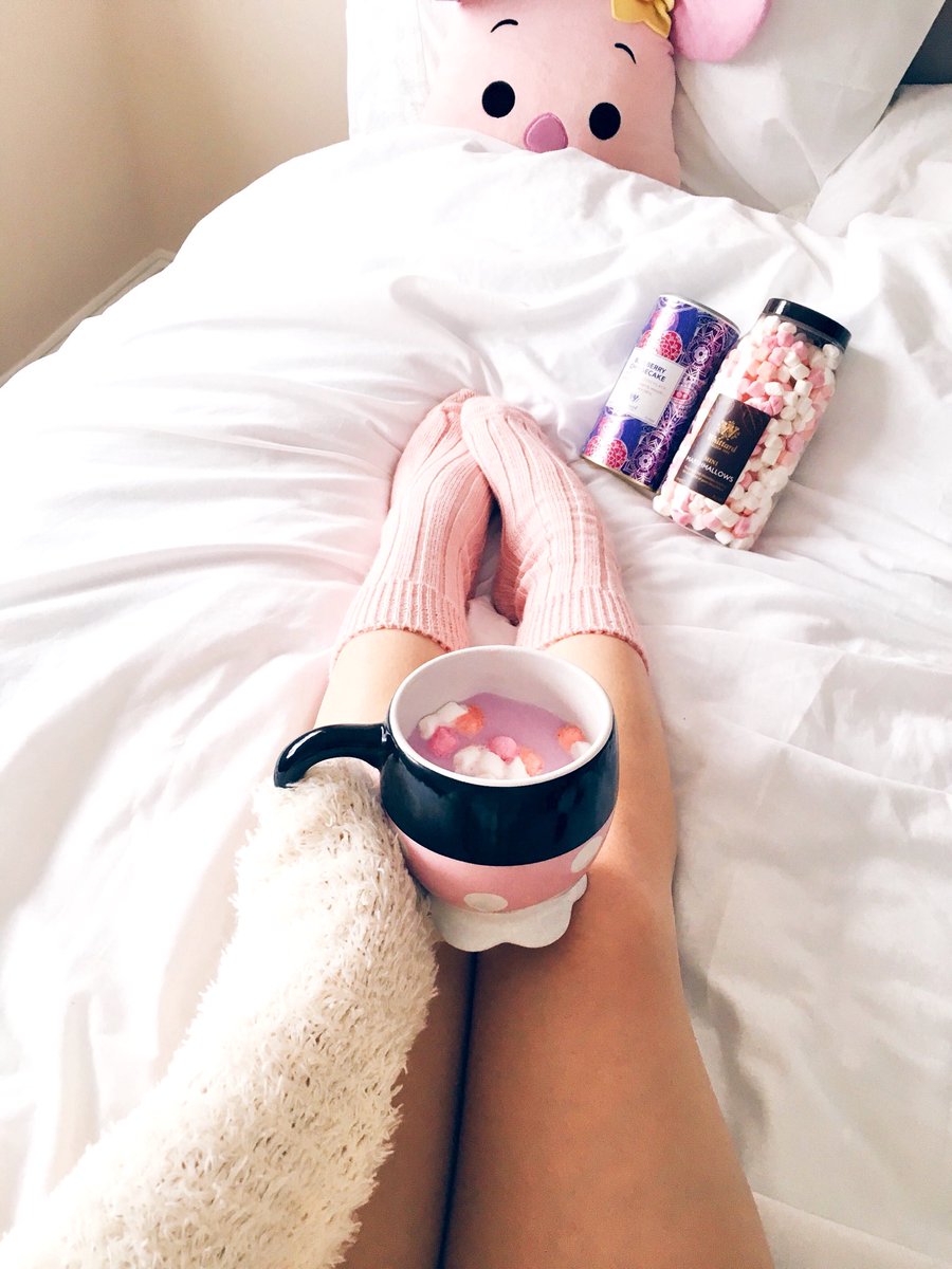 Can I just stay in bed all day? 🐻
.
On another note, <a href="/whittarduk/">Whittard of Chelsea</a> blueberry cheesecake #whitehotchocolate is just so creamy and dreamy. Perfect for those with a sweet tooth who needs a hug in a mug ☺️💜💖
.
#lazysunday #metime #hotchocolate