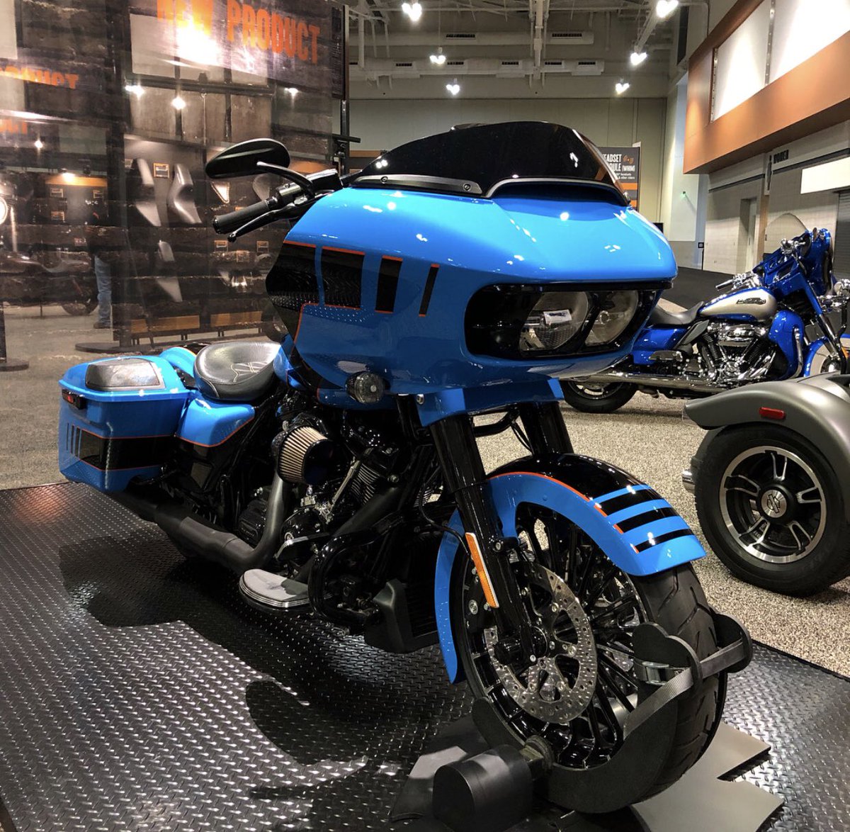 TAMPAHDGROUP's tweet image. New Paint, Who Dis? 🍭 #whodis #new #harleydavidson #roadglide #tampaharleygroup #goals