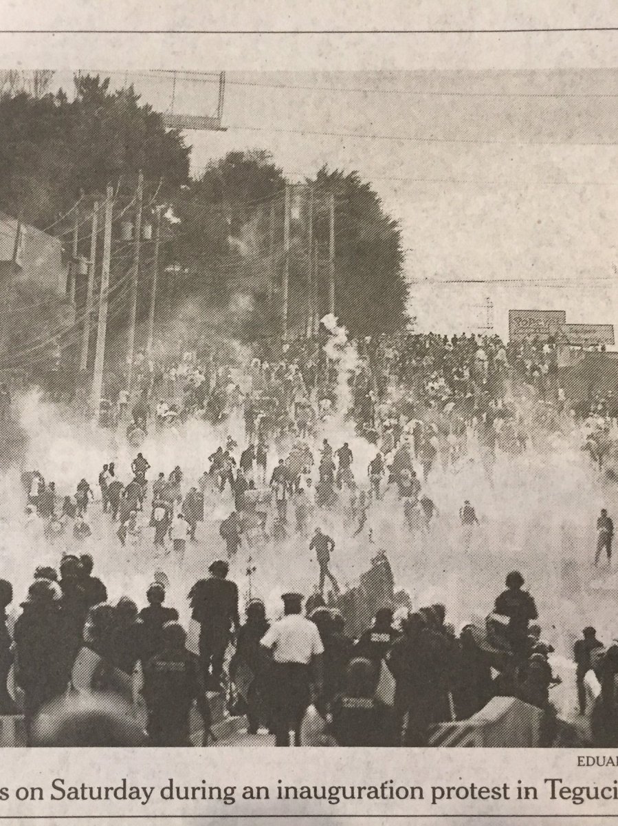 jorgeramosnews's tweet photo. Esta foto del NYT es la imagen de Honduras en el mundo. Juan Orlando Hernández se aferra al poder pero los hondureños protestan y no se dejan. Ningún tipo de censura puede ocultar esto. https://t.co/wMymIQn0Bs
