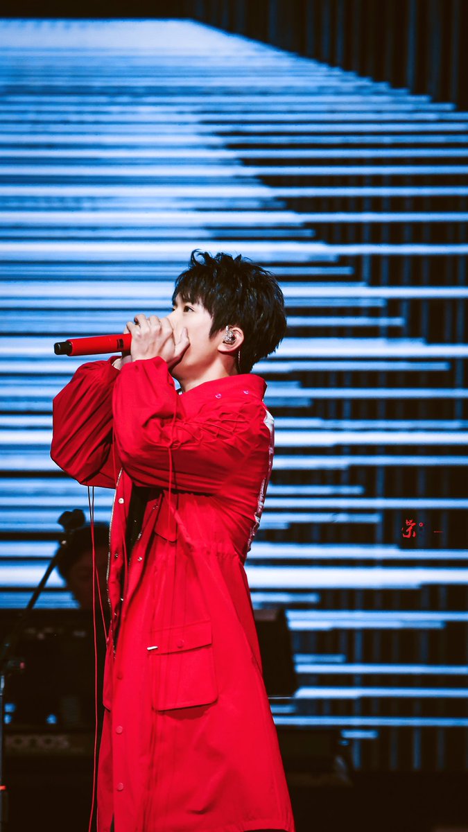 5570214's tweet photo. JacksonYee u have an eclectic range of interests. I can't understand how u can squeeze ur time to learn &amp; practice so many talents. Though in the eyes of professionals, ur bass and bbox performance is not perfect. But u let us know that u are trying hard  #JacksonYeeGrammys2018 https://t.co/lFBcIc4KI5