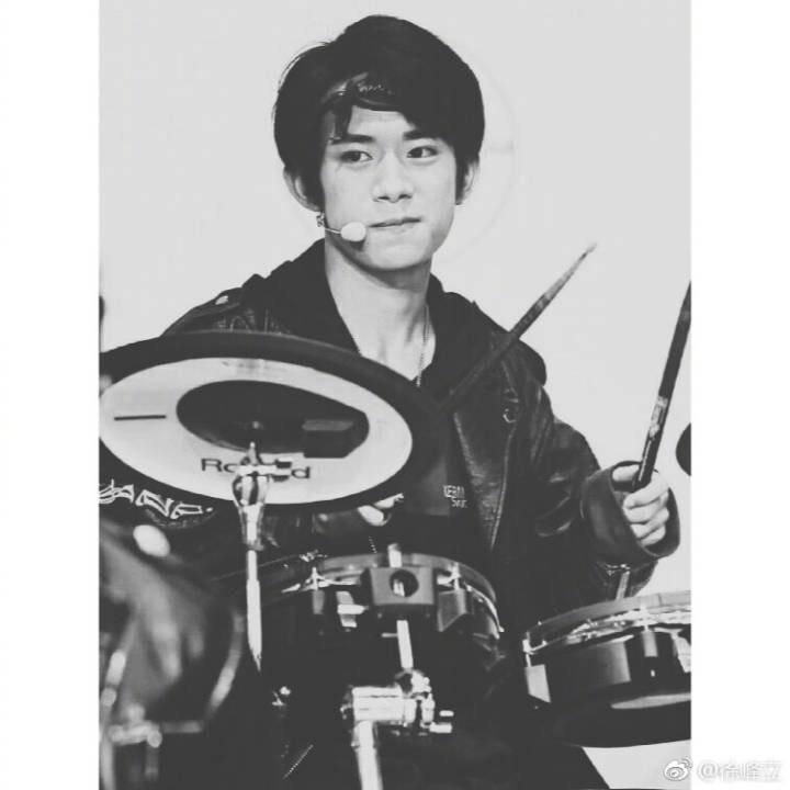 5570214's tweet photo. JacksonYee u have an eclectic range of interests. I can't understand how u can squeeze ur time to learn &amp; practice so many talents. Though in the eyes of professionals, ur bass and bbox performance is not perfect. But u let us know that u are trying hard  #JacksonYeeGrammys2018 https://t.co/lFBcIc4KI5