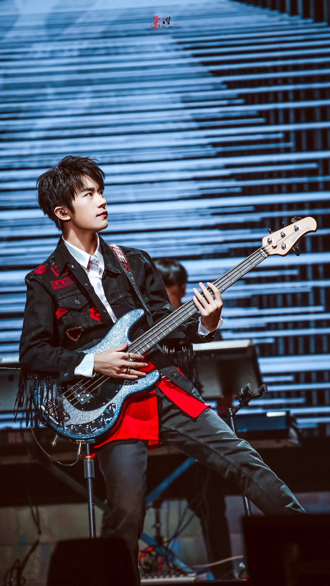 5570214's tweet photo. JacksonYee u have an eclectic range of interests. I can't understand how u can squeeze ur time to learn &amp; practice so many talents. Though in the eyes of professionals, ur bass and bbox performance is not perfect. But u let us know that u are trying hard  #JacksonYeeGrammys2018 https://t.co/lFBcIc4KI5