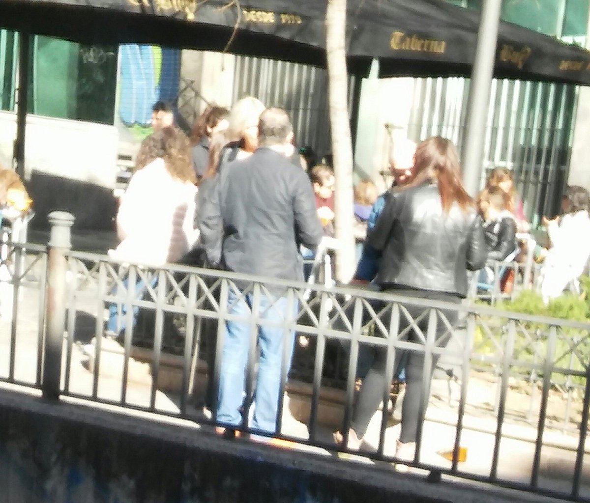 allyjara6's tweet photo. Hay Mesa en el #TABERNABUO ??? No !!! Pero da igual te lo #SIRVO EN LA MISMA CALLE y te lo tomas #DEPIE aunke No tenga #LICENCIA SUFICIENTE @AVCavas @policiademadrid #MULTEN https://t.co/6DRowjwztG