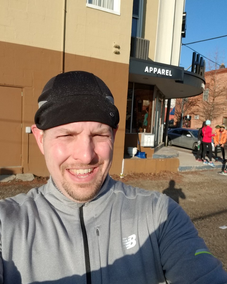 Deerfoot95's tweet photo. 10 mile run with Hansons Lake Orion group this morning. Miles were flying by faster than on the treadmill! Week 1 of half marathon training...done! #runchat #bqchat #bibchat #bayshorehalfmarathon #freepmarathon #hansonshalfmarathonmethod https://t.co/92ic7SbVK5
